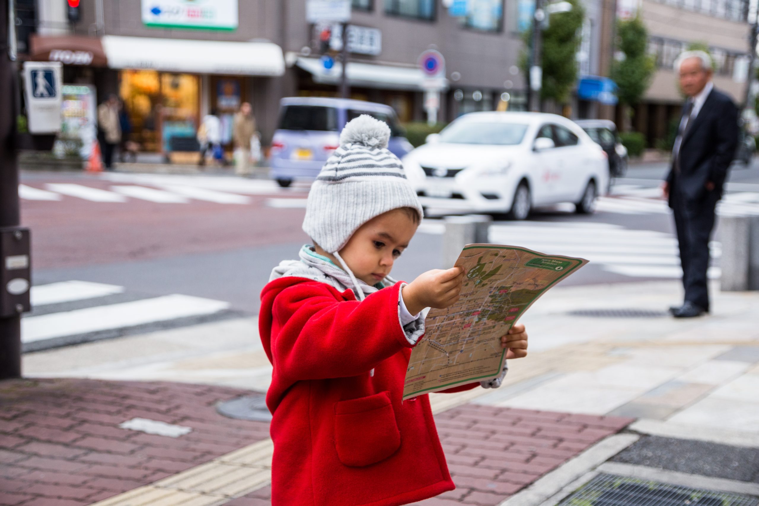 Japan, we gave him a map and here he is trying to decoded it. Japón, le dimos el mapa y acá él está intentando descifrarlo.