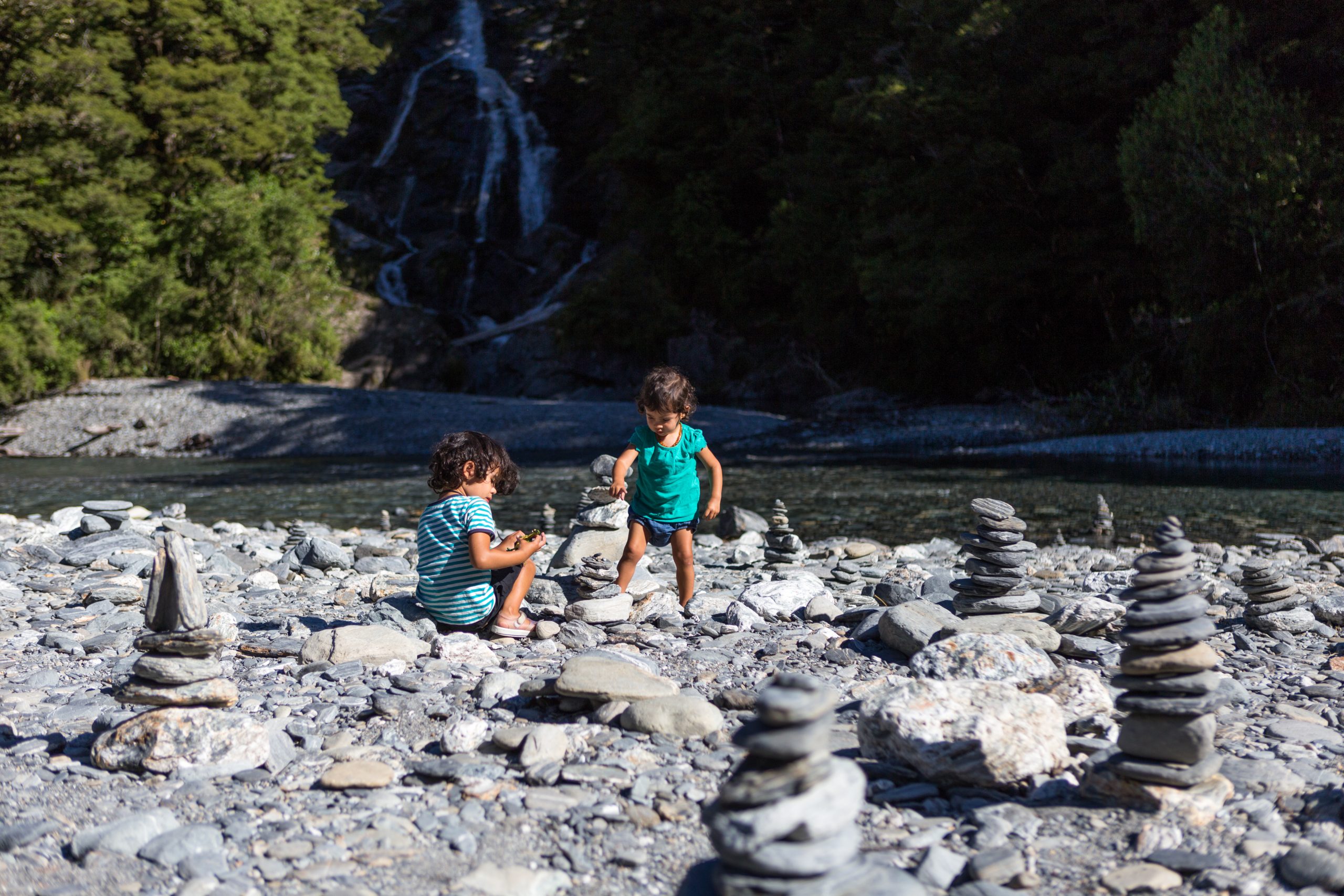 In this photo my kids are playing with the rocks and trying to build a tower like the one that were in situ. En esta foto, mis hijos están jugando con las piedras e intentando construir una torre como las que había in situ.